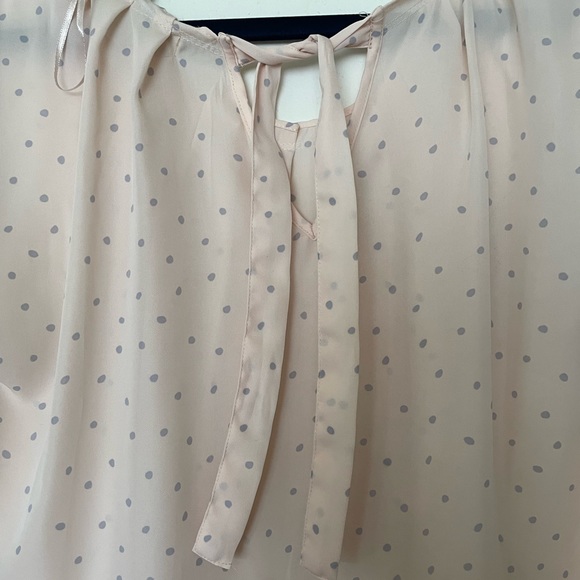 Light weight flowy blouse - perfect for work! - Picture 3 of 4